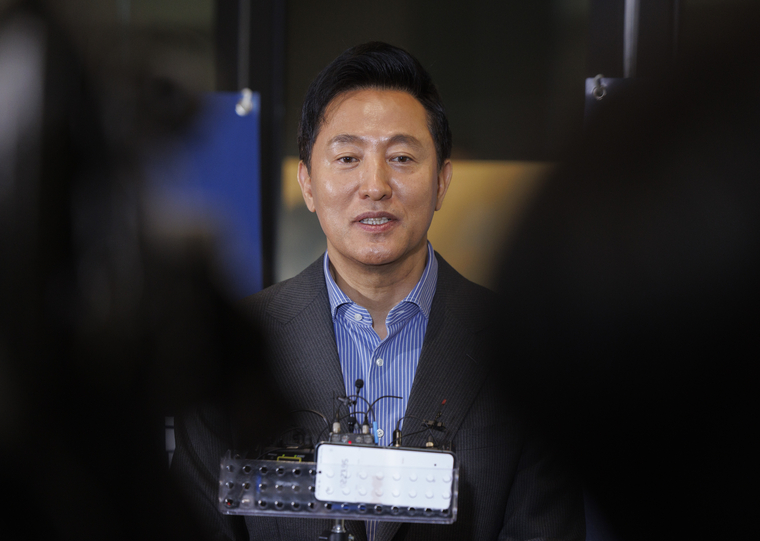 오세훈 서울시장이 지난 3월 12일 서울 강서구 서울창업허브 M+에서 열린 서울 바이오 혁신포럼에 참석한 뒤 개회사 도중 오 시장이 언급한 '조기 대선' 관련 질문에 답하고 있다. 사진=연합뉴스