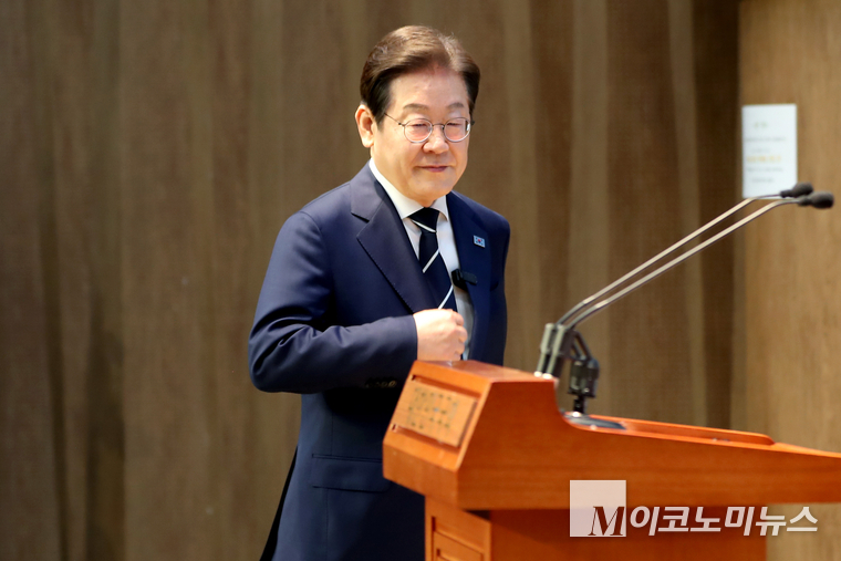 이재명 전 더불어민주당 대표가 지난 11일 국회 소통관에서 비전발표 기자회견을 위해 단상에 오르고 있다. 사진=최동환 기자
