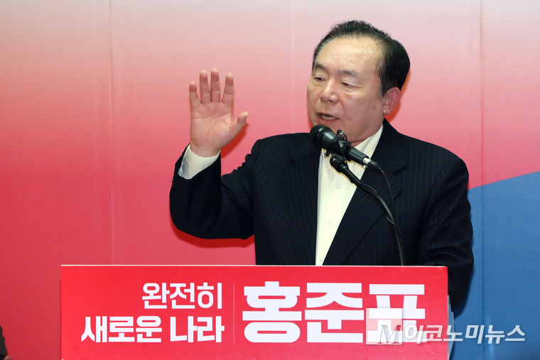 이인제 전 의원이 14일 홍준표 국민의힘 21대 대통령 선거 경선 후보 출정식에서 지지 발언하고 있다. 사진=최동환 기자