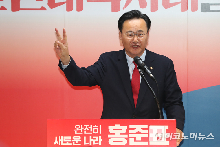 홍준표 대선 경선 캠프에서 총괄상황본부장을 맡게 된 유상범 의원이 14일 지지 발언하고 있다. 사진=최동환 기자
