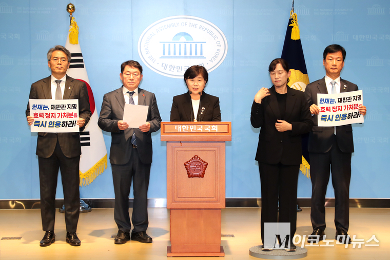 왼쪽부터 더불어민주당 법사위 소속 박희승·김기표·서영교·박균택 의원이 국회 소통관에서 기자회견하고 있다. 사진=최동환 기자