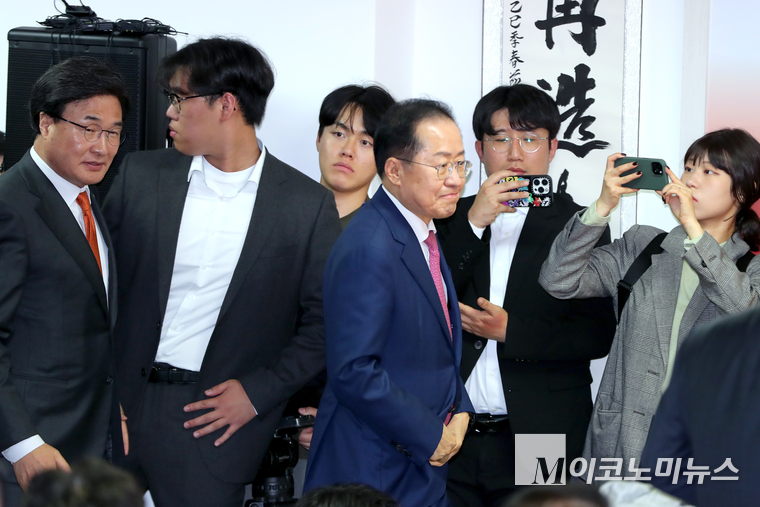 홍준표 국민의힘 21대 대통령 선거 경선 후보가 14일 여의도에 위치한 선거캠프에서 지지자들에게 둘러싸여 있다. 사진=최동환 기자