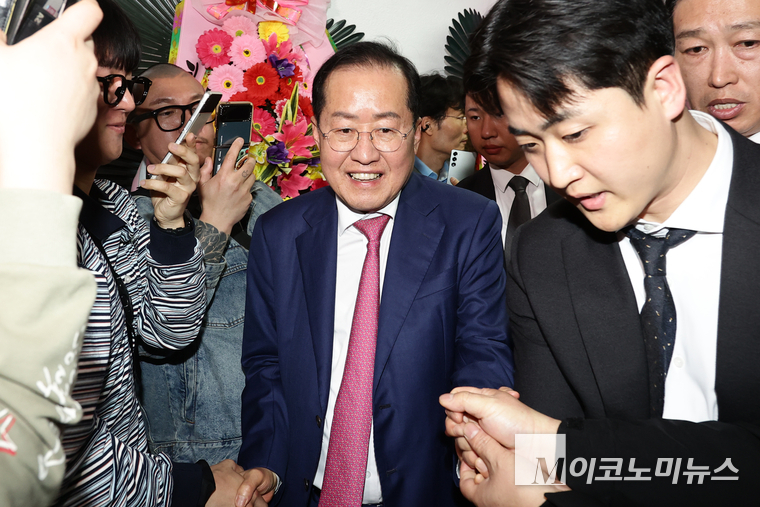 홍준표 국민의힘 21대 대통령 선거 경선 후보가 14일 여의도에 위치한 선거캠프에서 지지자들에게 둘러싸여 있다. 사진=최동환 기자