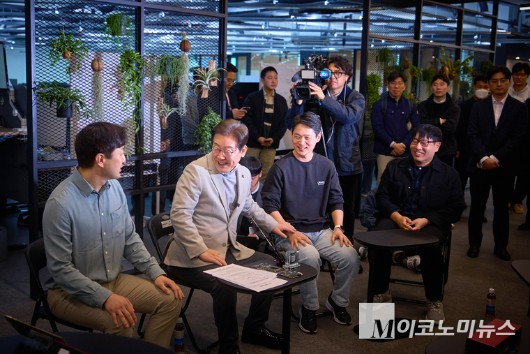 이재명 더불어민주당 대선 예비후보가 14일 서울 강남구 도산대로에 위치한 퓨리오사 AI를 방문해 간담회를 진행했다. 사진=이재명 대선 캠프