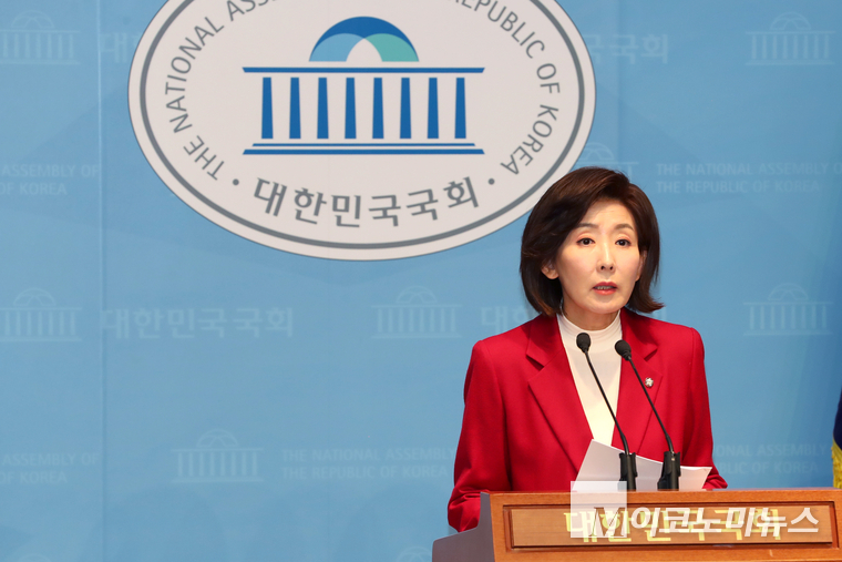 나경원 국민의힘 대선 경선 예비후보가 15일 국회 소통관에서 기자회견하고 있다. 사진=최동환 기자