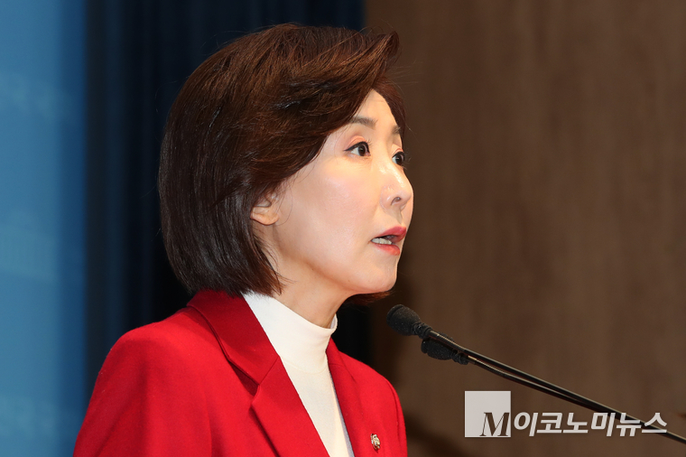 나경원 국민의힘 대선 경선 예비후보가 15일 국회 소통관에서 기자회견하고 있다. 사진=최동환 기자