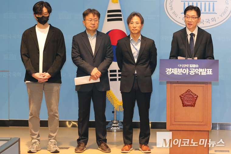 김경수 더불어민주당 대선 예비후보가 16일 국회 소통관에서 경제분야 공약 발표 기자회견을 하고 있다. 사진=최동환 기자