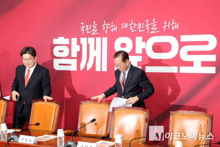 권영세 국민의힘 비상대책위원장과 권성동 원내대표가 17일 국회 본청에서 열린 비상대책위원회의에 참석하고 있다. 사진=최동환 기자
