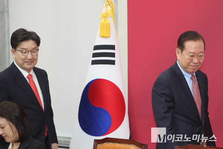 권영세 국민의힘 비상대책위원장과 권성동 원내대표가 17일 국회 본청에서 열린 비상대책위원회의에 참석하고 있다. 사진=최동환 기자