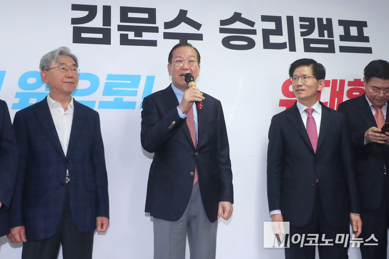 권영세 국민의힘 비상대책위원장이 17일 김문수 경선 후보의 캠프 개소식에 참석해 인사말하고 있다. 사진=최동환 기자