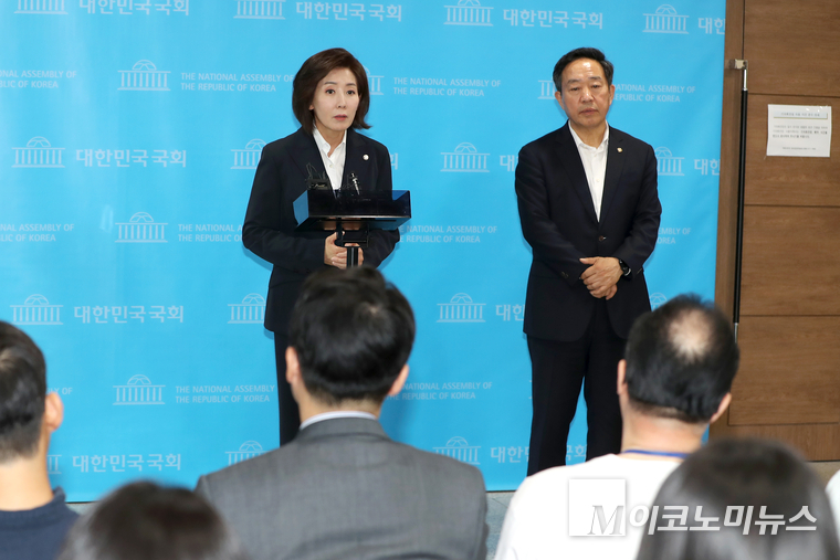 나경원 국민의힘 대선 경선 후보와 캠프 총괄상황실장인 강승규 의원이 18일 국회 소통관 기자회견을 마치고 기자들의 질문에 답하고 있다. 사진=최동환 기자