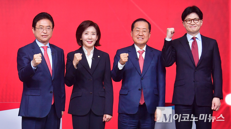 이철우·나경원·홍준표·한동훈 후보(왼쪽부터)가 20일 서울 강서구 ASSA아트홀에서 열린 국민의힘 제21대 대통령 후보자 1차 경선 B조 토론회 시작 전 기념 촬영을 하고 있다. 사진=최동환 기자