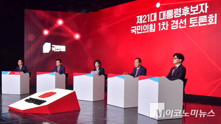 이철우·나경원·홍준표·한동훈 후보가 20일 서울 강서구 ASSA아트홀에서 열린 국민의힘 제21대 대통령 후보자 1차 경선 B조 토론회를 준비하고 있다. 사진=최동환 기자