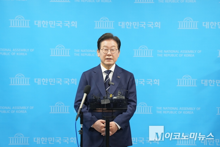 이재명 더불어민주당 대선 경선 후보가 지난 11일 국회 소통관에서 비전발표 기자회견 후 기자들의 질문에 답하고 있다. 사진=최동환 기자