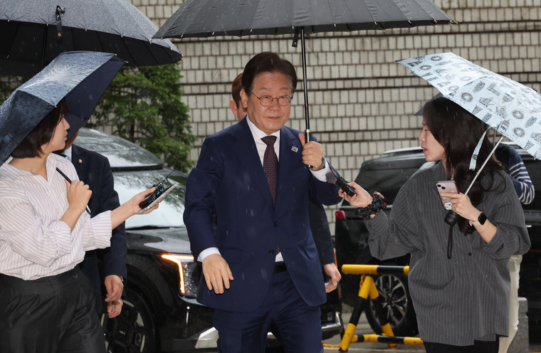 이재명 더불어민주당 대선 경선 후보가 22일 서울 서초구 서울중앙지법에서 열린 '대장동 배임·성남FC 뇌물' 1심 속행 공판에 출석하고 있다. 사진=연합뉴스