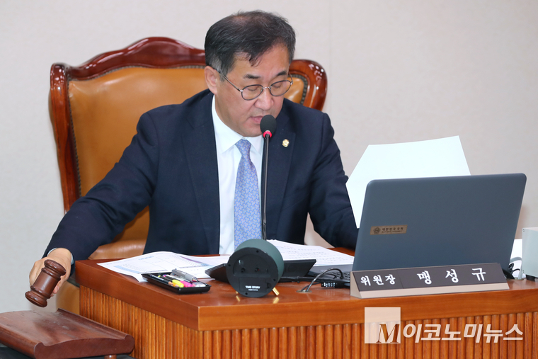 맹성규 국회 국토교통위원회 위원장이 23일 열린 제424회국회(임시회) 제2차 전체회의에서 의사봉을 두드리고 있다. 사진=최동환 기자