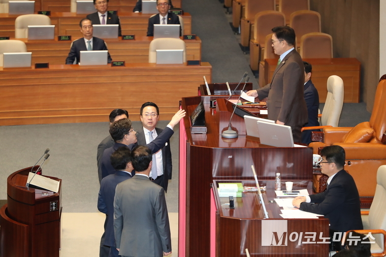 권성동 국민의힘 원내대표가 24일 한덕수 권한대행의시정연설이 끝나고 우원식 의장의 발언에 ㅇ이의를 제기하고 있다. 사진=최동환 기자
