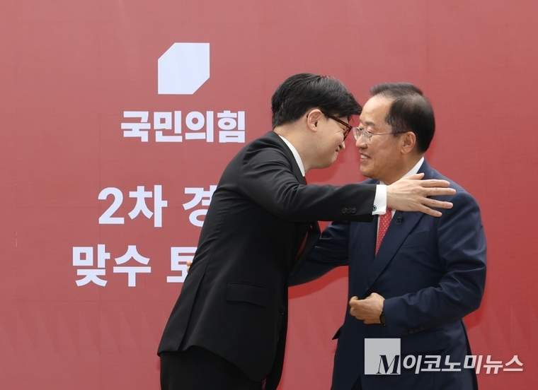 한동훈-홍준표 후보가 지난 23일 미디어 데이에서 포즈를 취하고 있다. 사진=최동환 기자