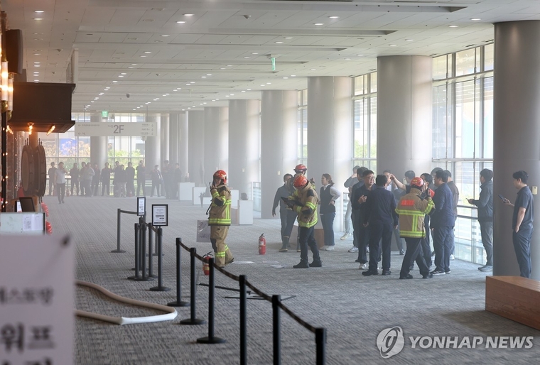 25일 서울 강남구 코엑스 내 입점한 식당에서 화재가 발생해 연기가 차 있다. 사진=연합뉴스 