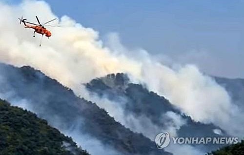 26일 오후 1시 18분께 인제군 상남면 하남리 인근 야산에서 산불이 나 산림청 진화 헬기가 투입돼 진화하고 있다. 사진=연합뉴스 