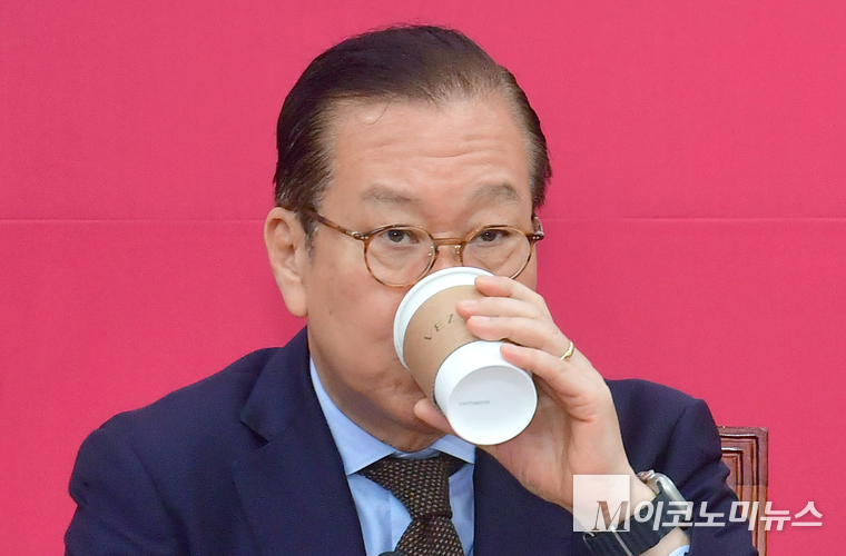 권영세 국민의힘 비상대책위원장이 28일 비상대책의원회의에서 커피잔을 들고 있다. 사진=최동환 기자