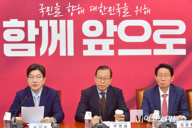 권영세 국민의힘 비상대책위원장이 28일 비상대책의원회의에서 커피잔을 들고 있다. 사진=최동환 기자