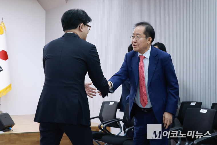 한동훈 후보가 홍준표 후보와 국민의힘 당사에서 열린 제21대 대통령 후보자 국민의힘 3차 경선 진출자 발표 행사에서 악수하고 있다. 사진=최동환 기자