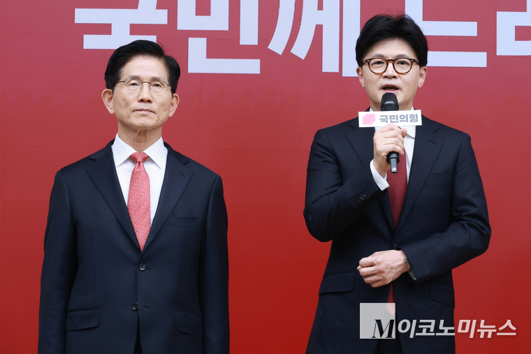 김문수·한동훈 후보가 지난 29일 여의도 국민의힘 당사에서 열린 제21대 대통령 후보자 국민의힘 3차 경선 진출자 발표 행사에 참석했다. 사진=최동환 기자