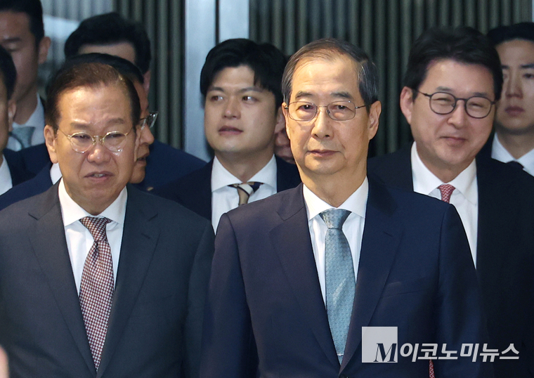 한덕수 대통령 권한대행 국무총리가 지난 24일 권영세 국민의힘 비상대책위원장과 국회에서 열린 추가경정예산안 시정연설에 참석하고 있다. 사진=최동환 기자