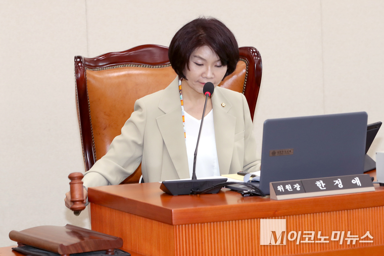 국회 기후위기 특별위원회 한정애 위원장이 지난 30일 전체회의 열고 안건 가결 선언을 하고 있다. 사진=최동환 기자