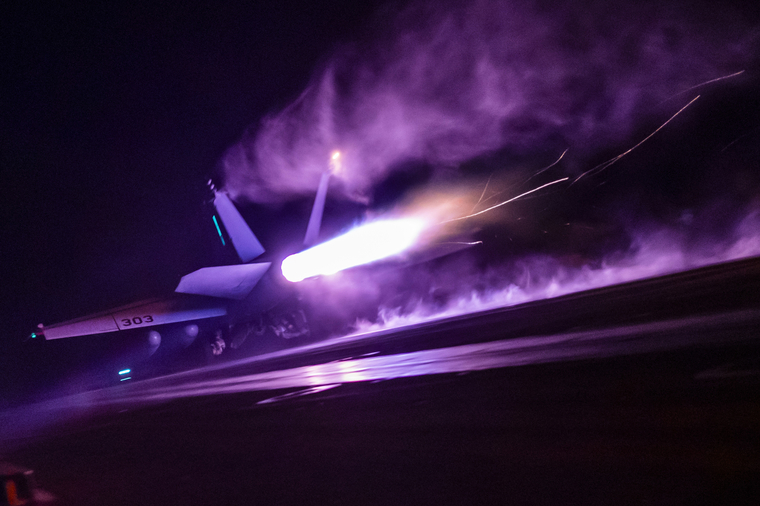 필리핀 해에서 항해 중인 USS 니미츠의 비행 갑판에서 미해군 F/A-18E 슈퍼호넷이 이륙하고 있다. 사진=미국방부 홈페이지