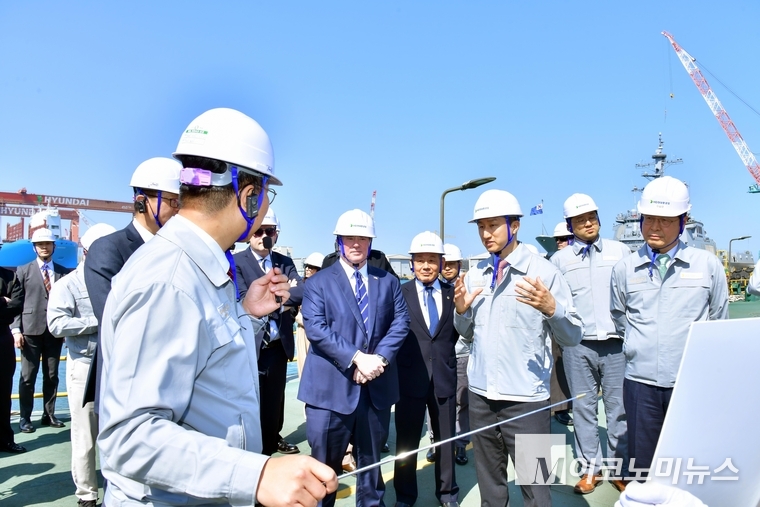 정기선 HD현대 수석부회장이 존 필린 미 해군성 장관과 함께 HD현대중공업 특수선 야드를 둘러보며 건조 중인 함정들을 소개하고 있다. 사진=HD현대중공업 