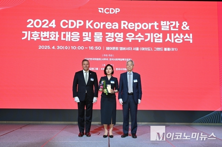 지난달 30일 CDP한국위원회가 여의도 페어몬트 엠베서더 서울 호텔에서 개최한 ‘2024 CDP Korea 기후변화 대응·물 경영 우수기업’ 시상식에서 이마트가 ‘섹터 아너스’ 상을 수상했다. 사진=이마트