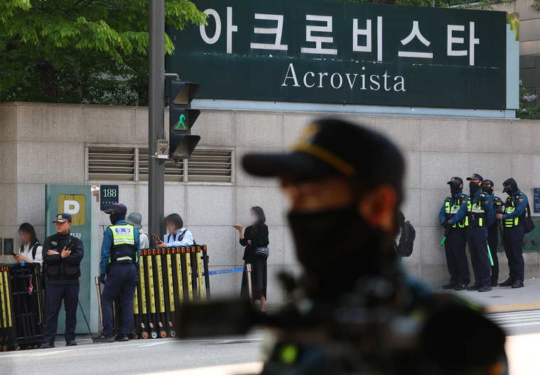 전 대통령 부부와 건진법사 전성배씨 사이의 각종 의혹을 수사 중인 검찰이 윤 전 대통령의 사저에 대해 압수수색에 들어간 30일 서울 서초구 아크로비스타 앞에서 경찰들이 근무를 서고 있다. 사진=연합뉴스