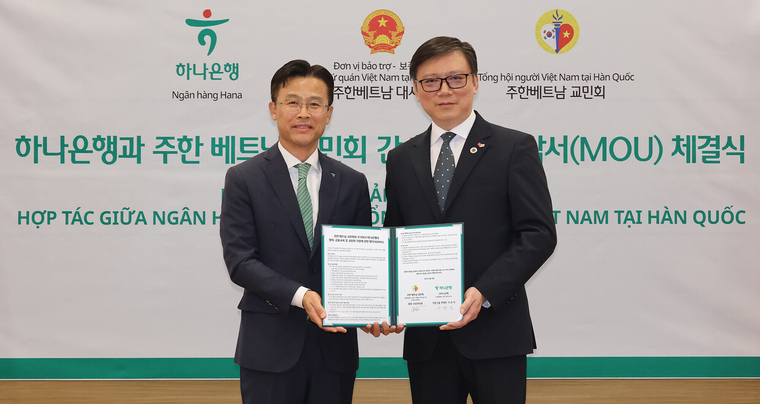 하나은행은 지난 29일 서울 종로구 소재 베트남 대사관에서 주한 베트남 교민회와 '국내 거주 베트남 교민 대상 금융교육 제공 및 교민회 활동 지원을 위한 업무협약'을 체결했다. 이날 협약식에 참석한 서유석 하나은행 기업그룹 부행장(사진 왼쪽) 다오투안훙 주한 베트남 교민회 회장이 기념 촬영을 하고 있다. 사진=하나은행