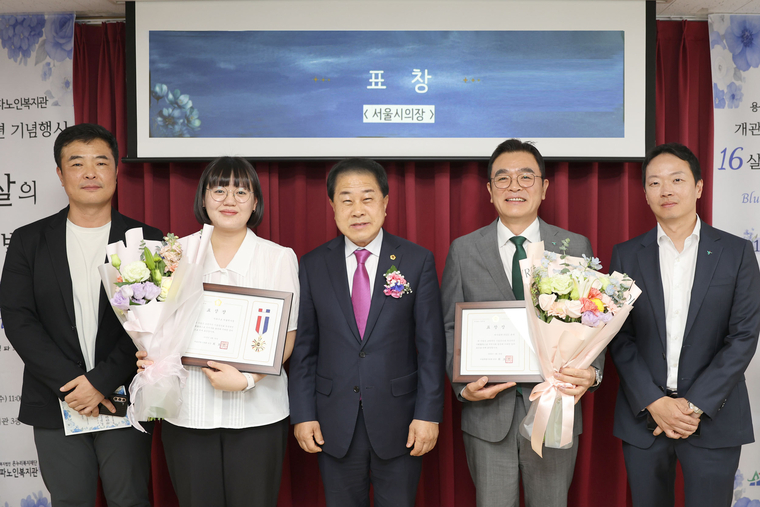 서울시의회 김용호 의원(왼쪽 세번째)과 김정훈 하나증권 FICC본부장(오른쪽 두번째), 하나증권 직원들이 기념촬영을 하고 있다. 사진=하나증권