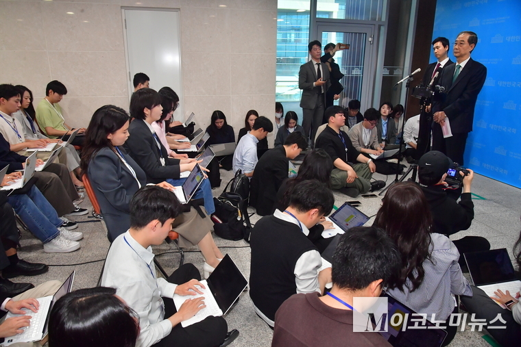 한덕수 전 국무총리가 2일 국회 소통관에서 제21대 대통령선거 출마를 공식 선언하고 기자들의 질문에 답하고 있다. 사진=최동환 기자