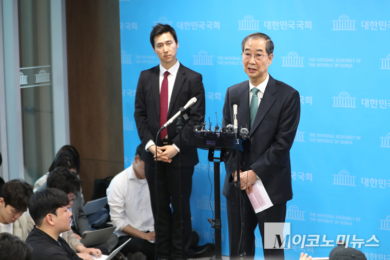 한덕수 전 국무총리가 2일 국회 소통관에서 제21대 대통령선거 출마를 공식 선언하고 기자들의 질문에 답하고 있다. 사진=최동환 기자