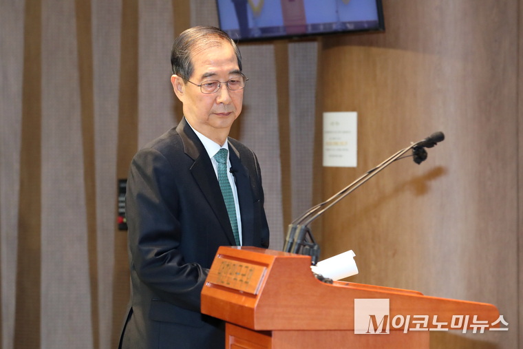 한덕수 전 국무총리가 2일 국회 소통관에서 제21대 대통령선거 출마 기자회견을 위해 국회 소통관 기자회견장 단상에 올라서고 있다. 사진=최동환 기자