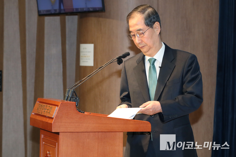 한덕수 전 국무총리가 2일 국회 소통관에서 제21대 대통령선거 출마 기자회견을 위해 국회 소통관 기자회견장 단상에 올라서고 있다. 사진=최동환 기자