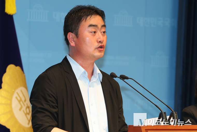 홍성규 진보당 수석대변인이 2일 국회 소통관에서 브리핑하고 있다. 사진=최동환 기자