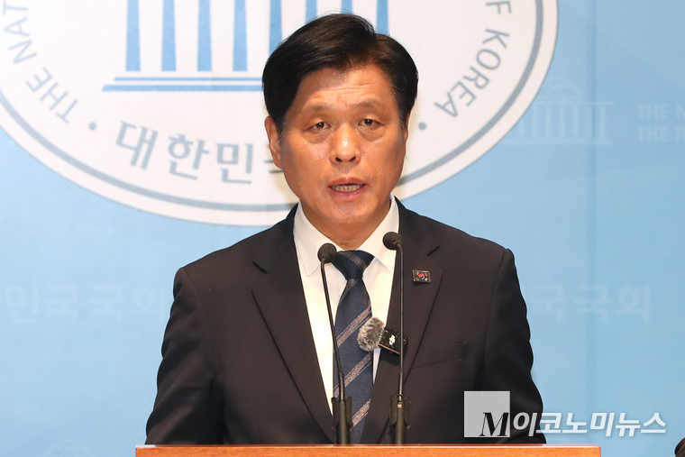 조승래 더불어민주당 수석대변인이 2일 국회 소통관에서 브리핑하고 있다. 사진=최동환 기자