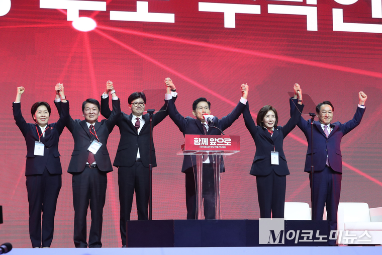 국민의힘 대통령 후보에 선출된 김문수 후보가 3일 전당대회에서 경선 후보들과 함께 인사하고 있다. 사진=최동환 기자