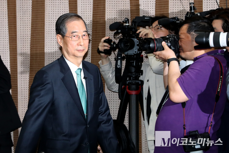 한덕수 전 국무총리가 지난 2일 국회 소통관에서 대선 출마 선언을 위해 기자회견에 입장하고 있다. 사진=최동환 기자