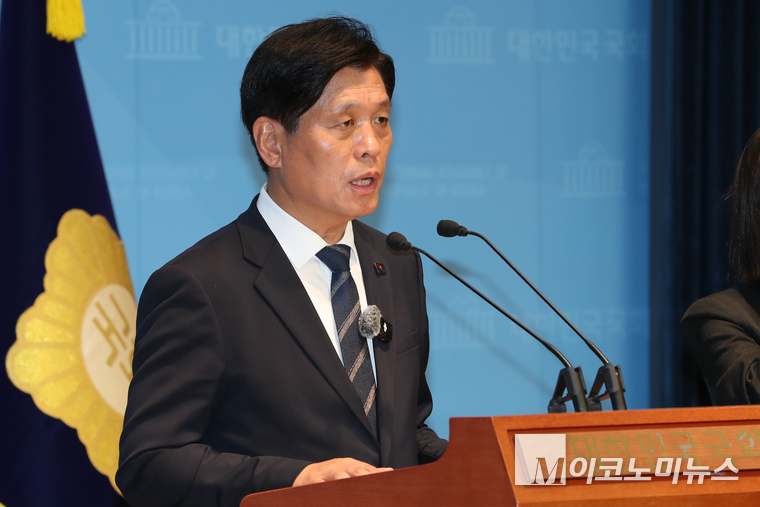 조승래 민주당 선대위 수석대변인이 지난 2일 국회 소통관에서 브리핑하고 있다. 사진=최동환 기자