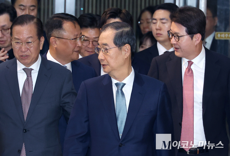 국민의힘와 단일화를 요구하는 무소속 한덕수(가운데). 사진=최동환 기자