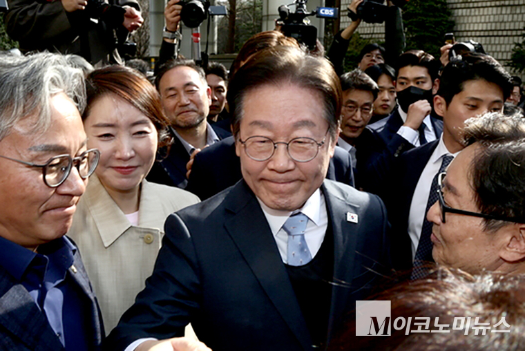 이재명 대선 후보가 지난 공직선거법 2심 재판에서 무죄를 선고 받고 법원을 나오고 있다. 사진=최동환 기자