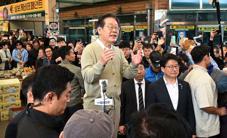 더불어민주당 이재명 대선 후보가 '골목골목 경청투어' : 국토종주편'에 나선 6일 충북 증평군 증평장뜰시장에서 지지를 호소하고 있다. 사진=연합뉴스/공동취재