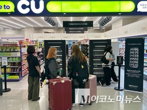 편의점 CU가 출시한 '피스마이너스원' 하이볼을 구매하려는 소비자들 사진=BGF리테일