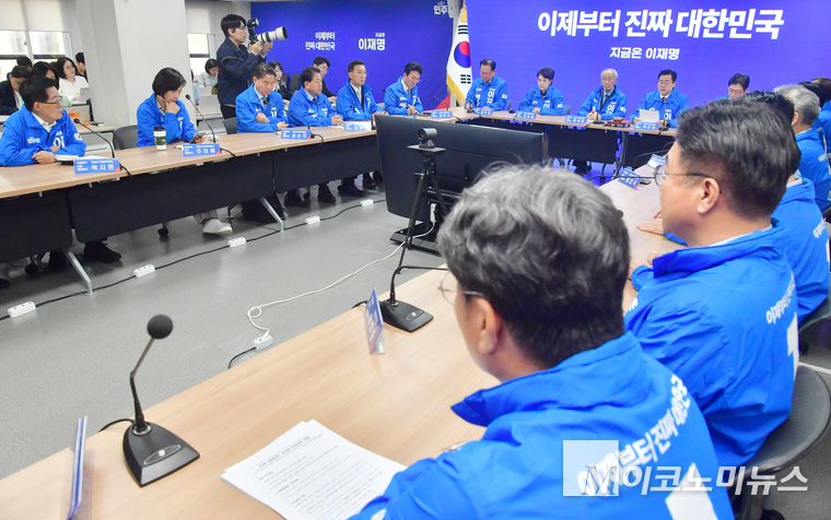 더불어민주당이 7일 여의도 중앙당사에서 중앙선대위 회의를 열고 있다. 사진=최동환 기자